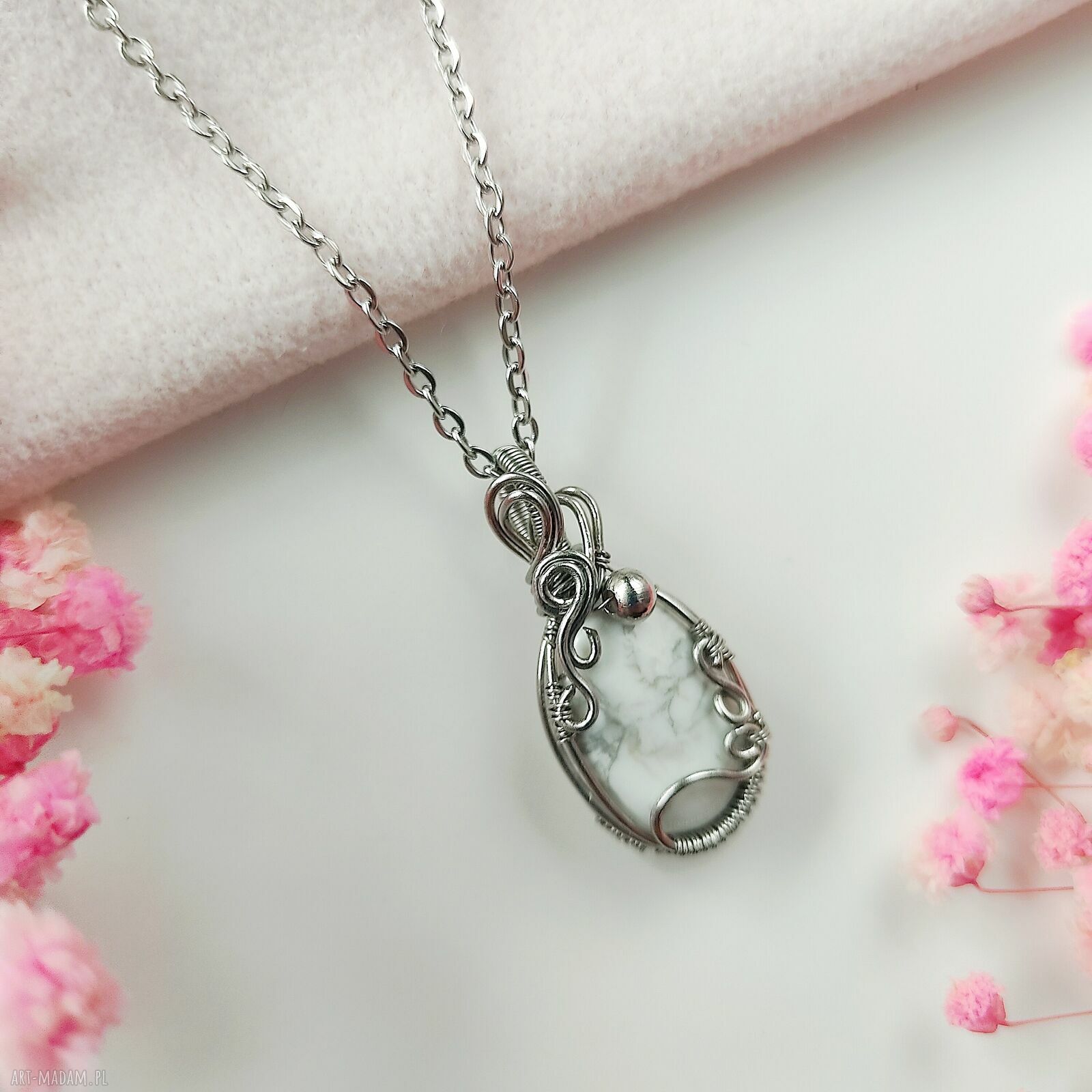 Naszyjnik z howlitem marmurkowym na stali chirurgicznej - wire wrapping