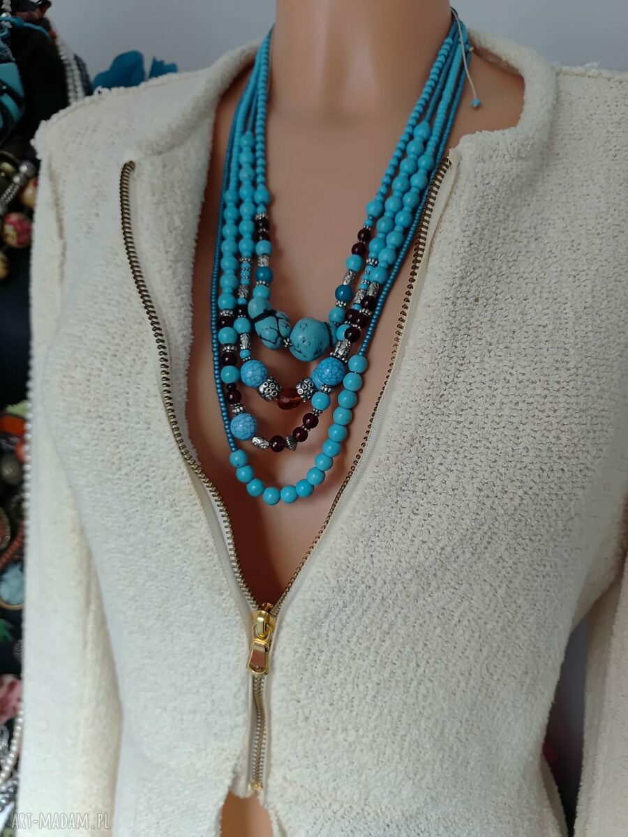 Długi naszyjnik z turkusowego howlitu Bali w stylu boho