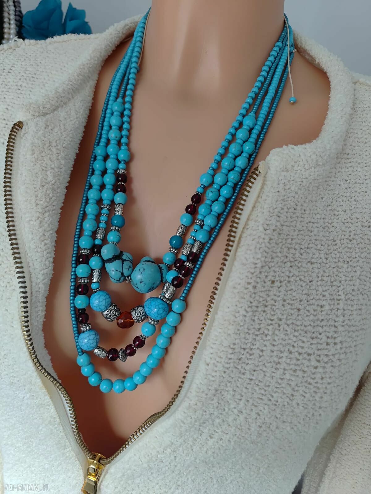 Długi naszyjnik z turkusowego howlitu Bali w stylu boho