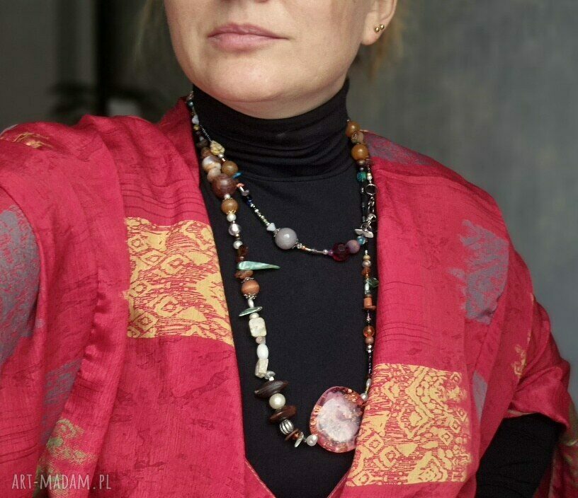Bardzo długi naszyjnik koralikowy zawijany wokół szyi