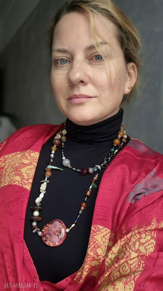 Bardzo długi naszyjnik koralikowy zawijany wokół szyi