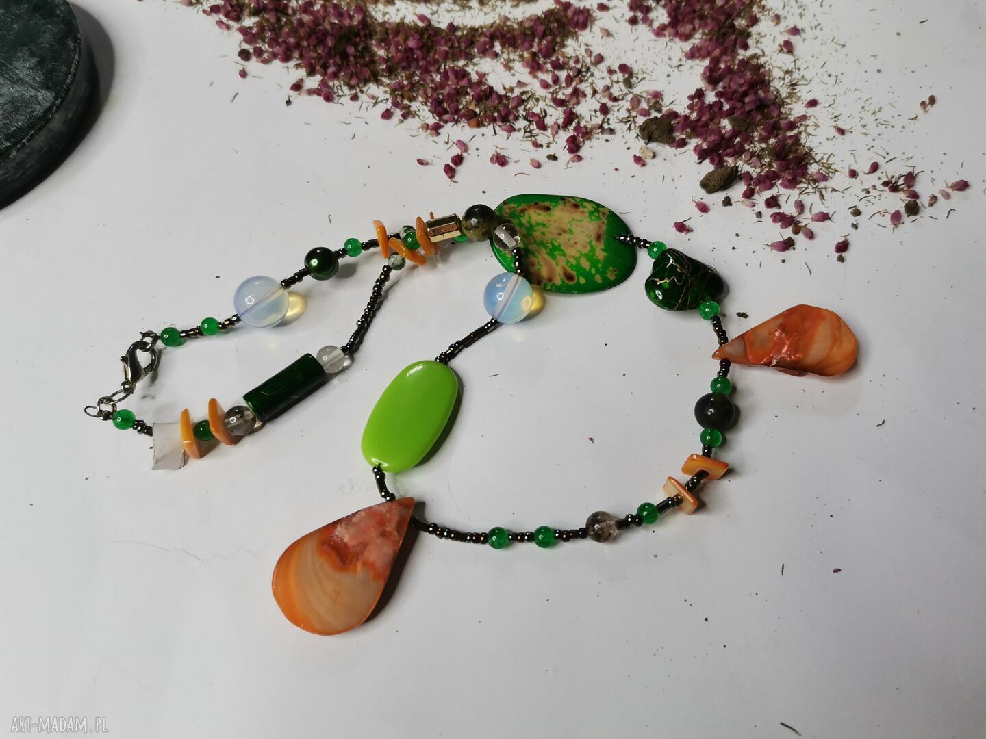 Różnorodny naszyjnik koralikowy z muszlami i szkiełkami - boho i etno