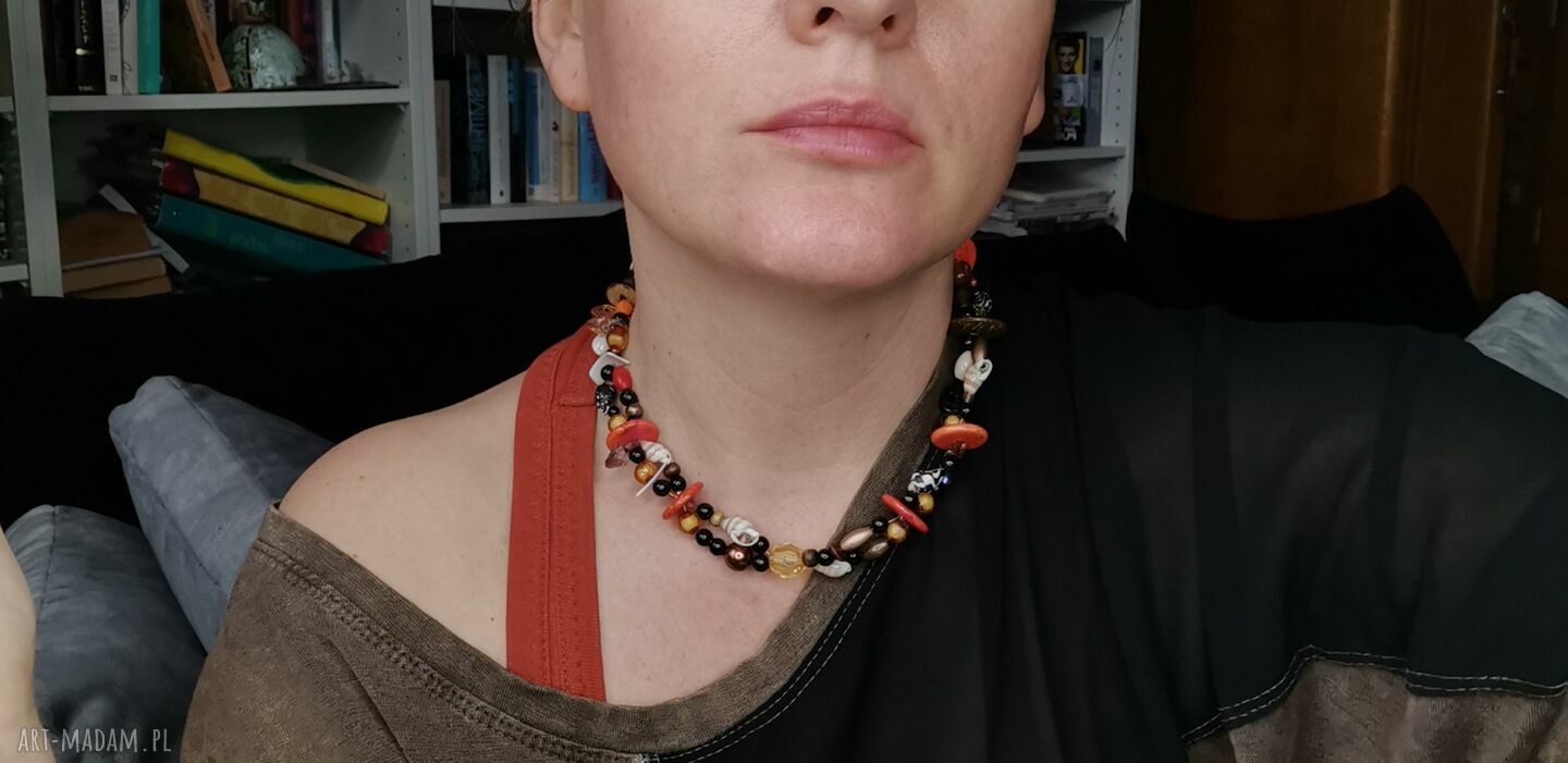 Naszyjnik koralikowy z muszlami, drewnem i szkiełkami - Ruda Klara