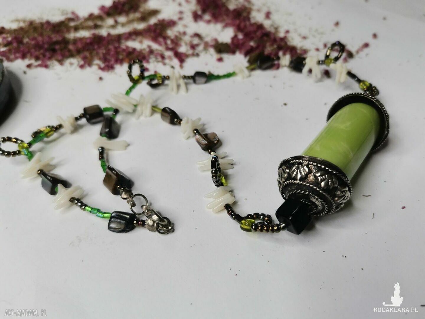 Etno i boho: koralikowy naszyjnik z muszlami, koralikami i szkiełkami