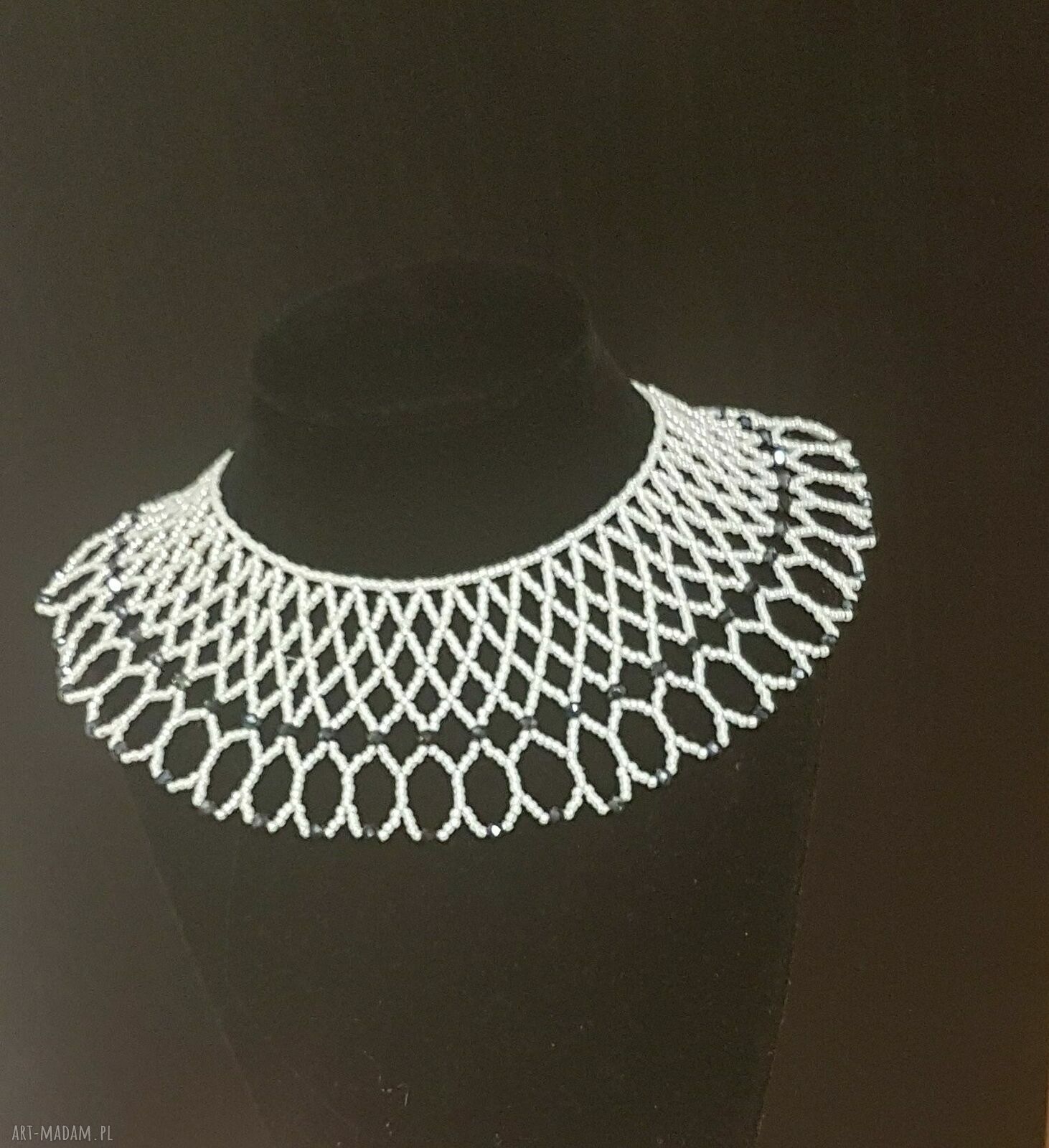Ręcznie robiony naszyjnik krywulka biała z koralików szklanych