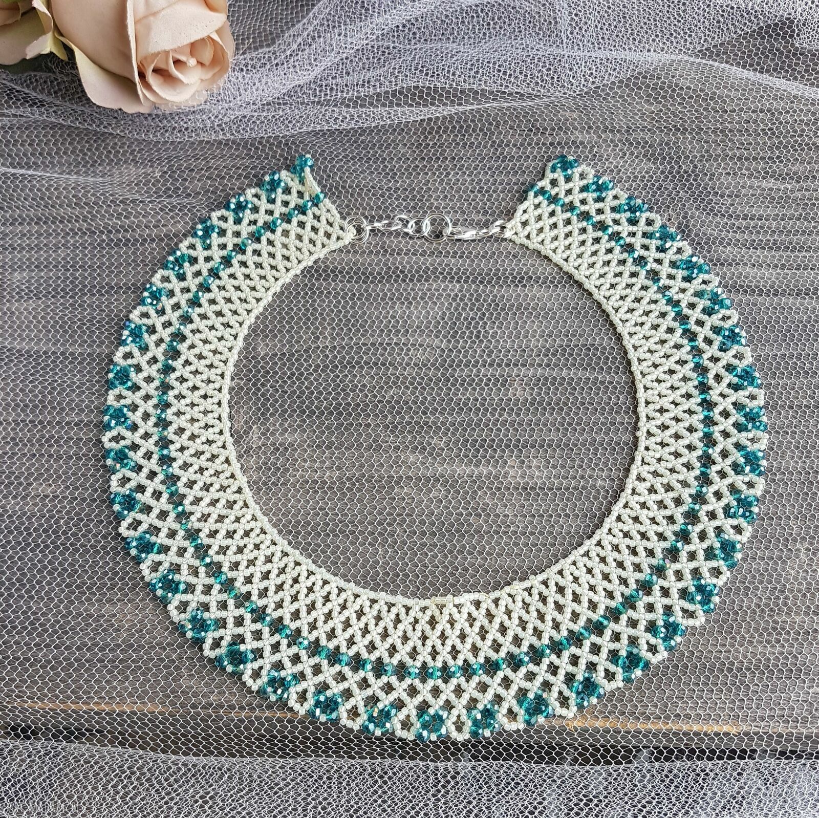 Naszyjnik krywulka Emerald - perłowe koraliki i kryształki 43 cm