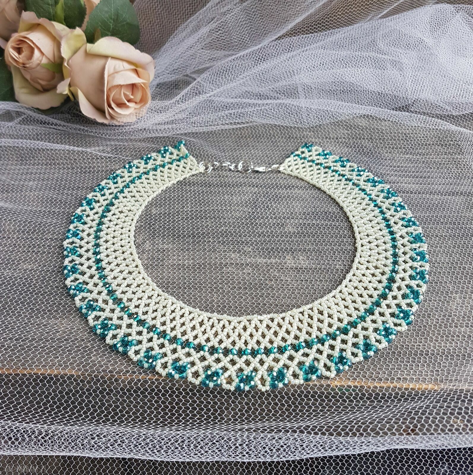 Naszyjnik krywulka Emerald - perłowe koraliki i kryształki 43 cm