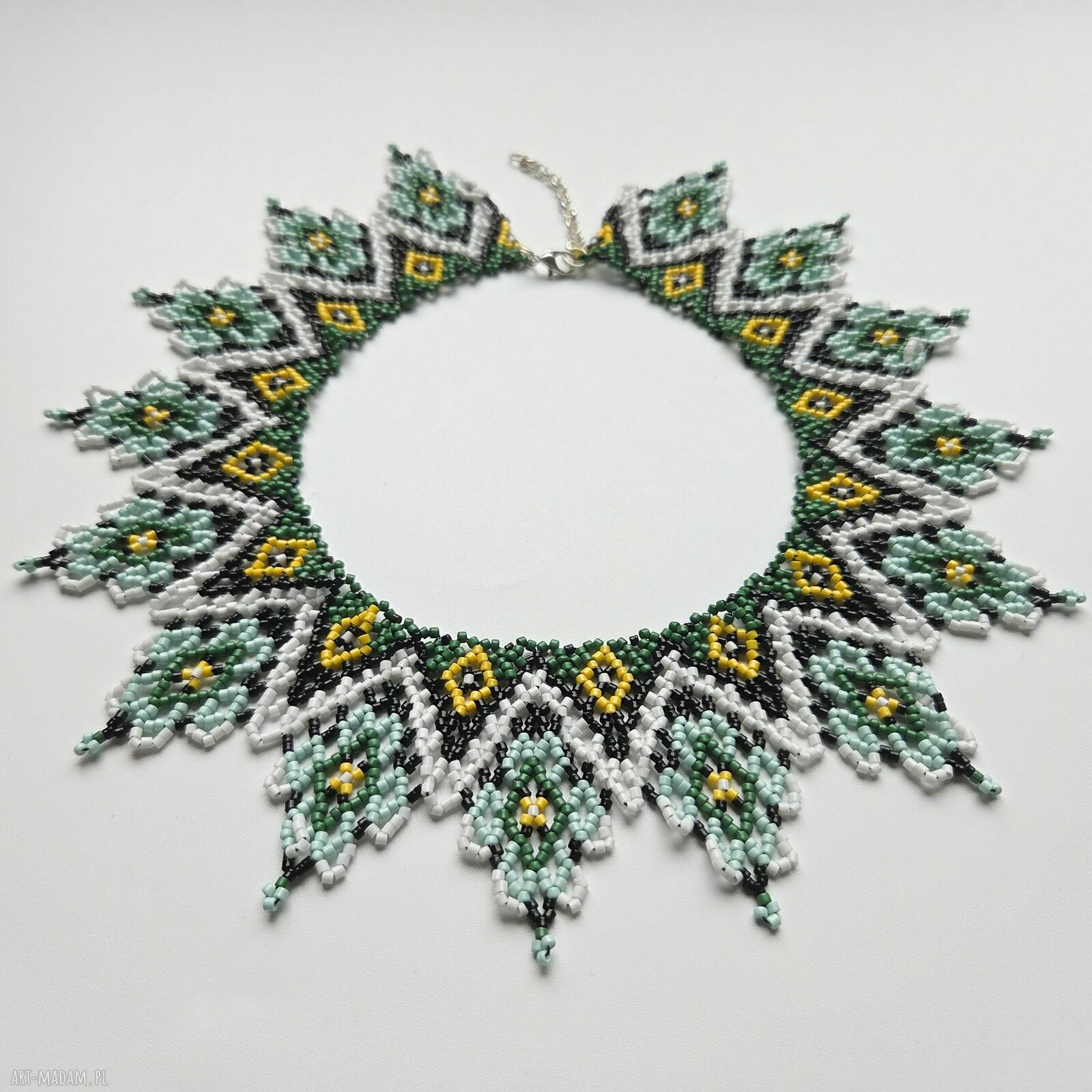 Naszyjnik krywulka „Wiosna” z koralików - choker w odcieniach zieleni
