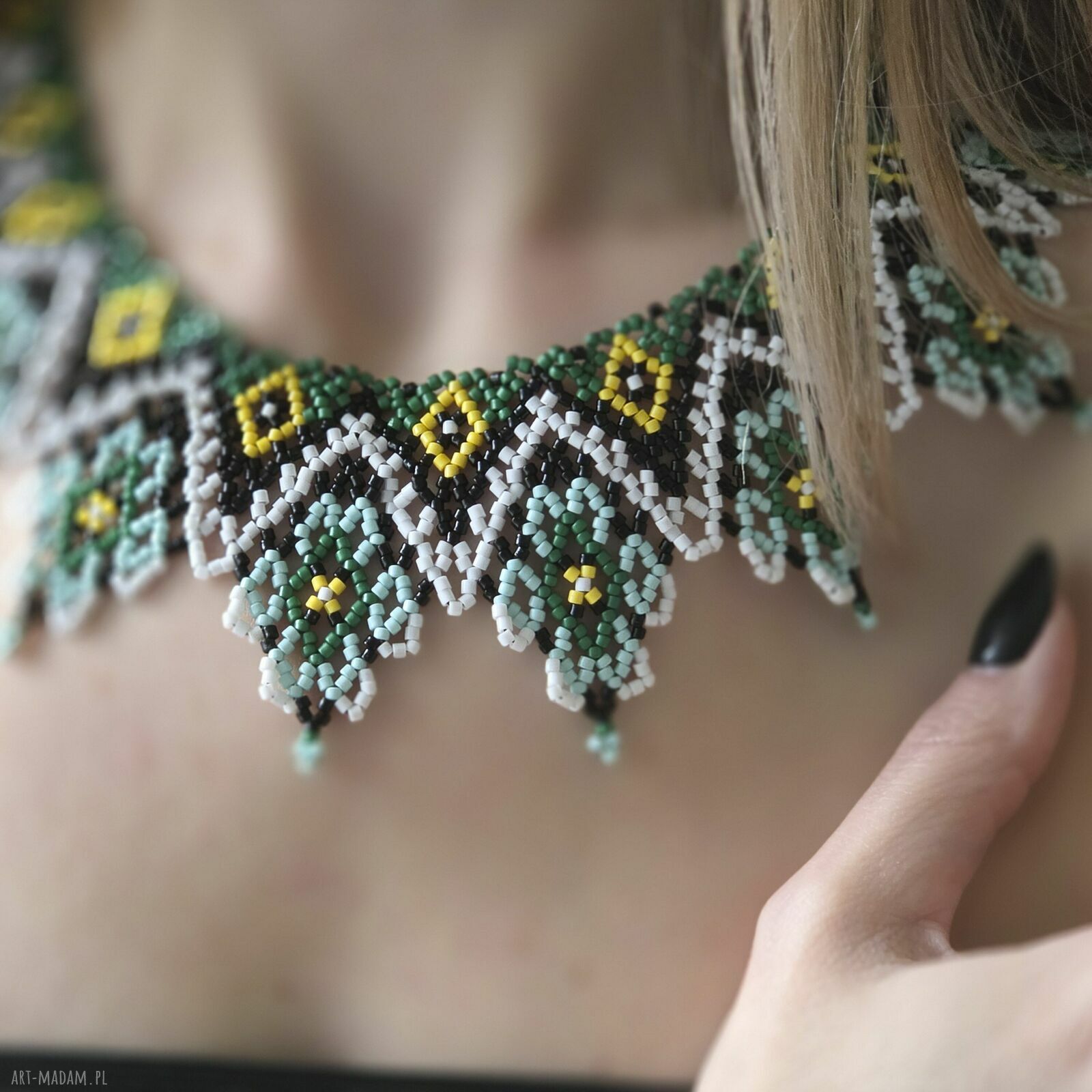 Naszyjnik krywulka „Wiosna” z koralików - choker w odcieniach zieleni