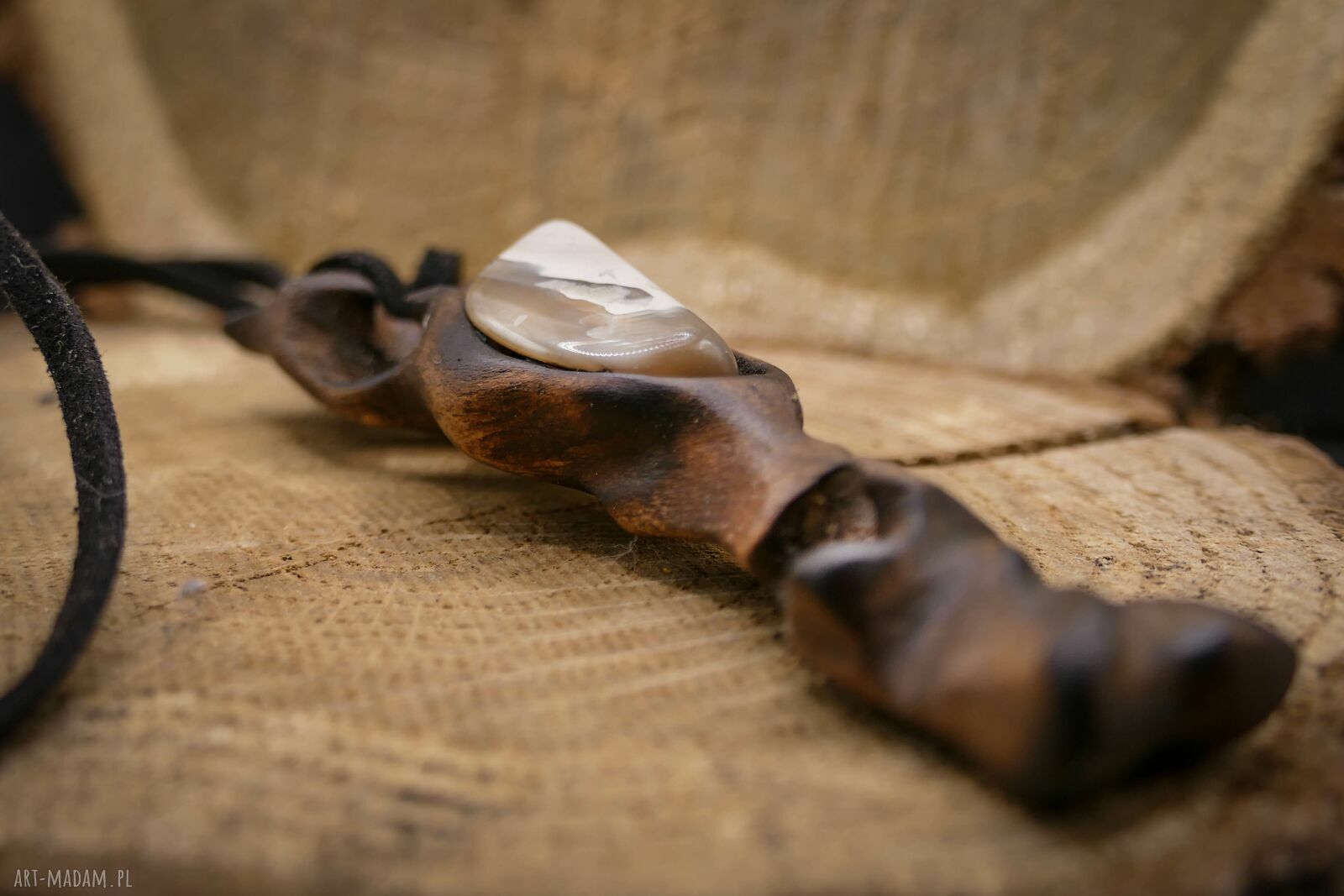 Naszyjnik z krzemieniem pasiastym i rzeźbionym drewnem lipowym