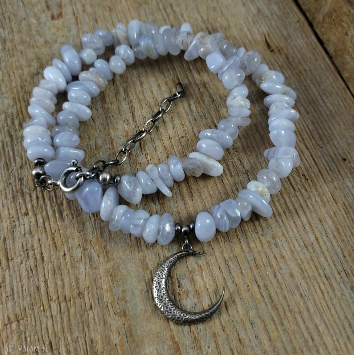 Naszyjnik księżyc z chalcedonem w srebrze 925 oksydowanym