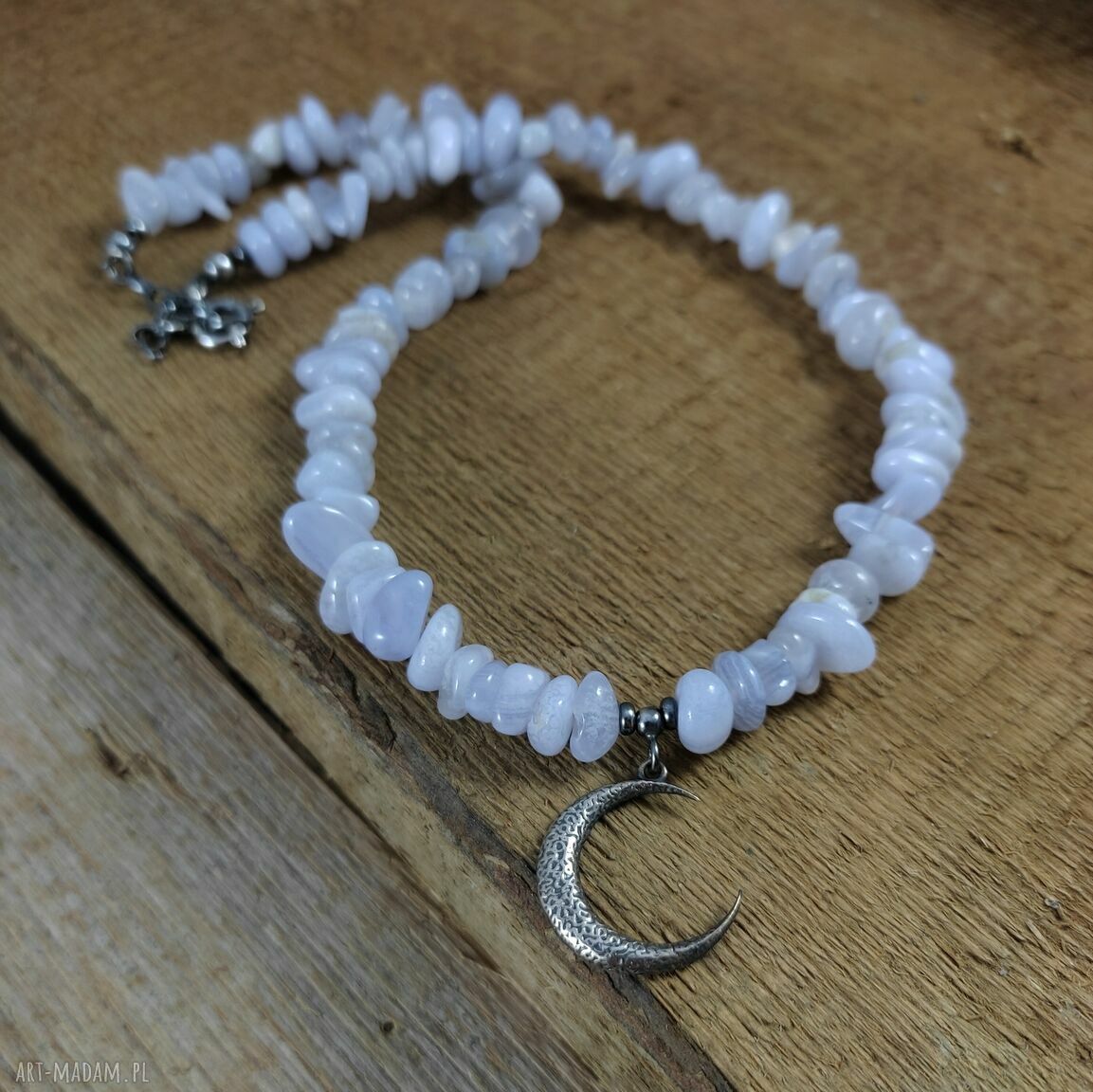 Naszyjnik księżyc z chalcedonem w srebrze 925 oksydowanym