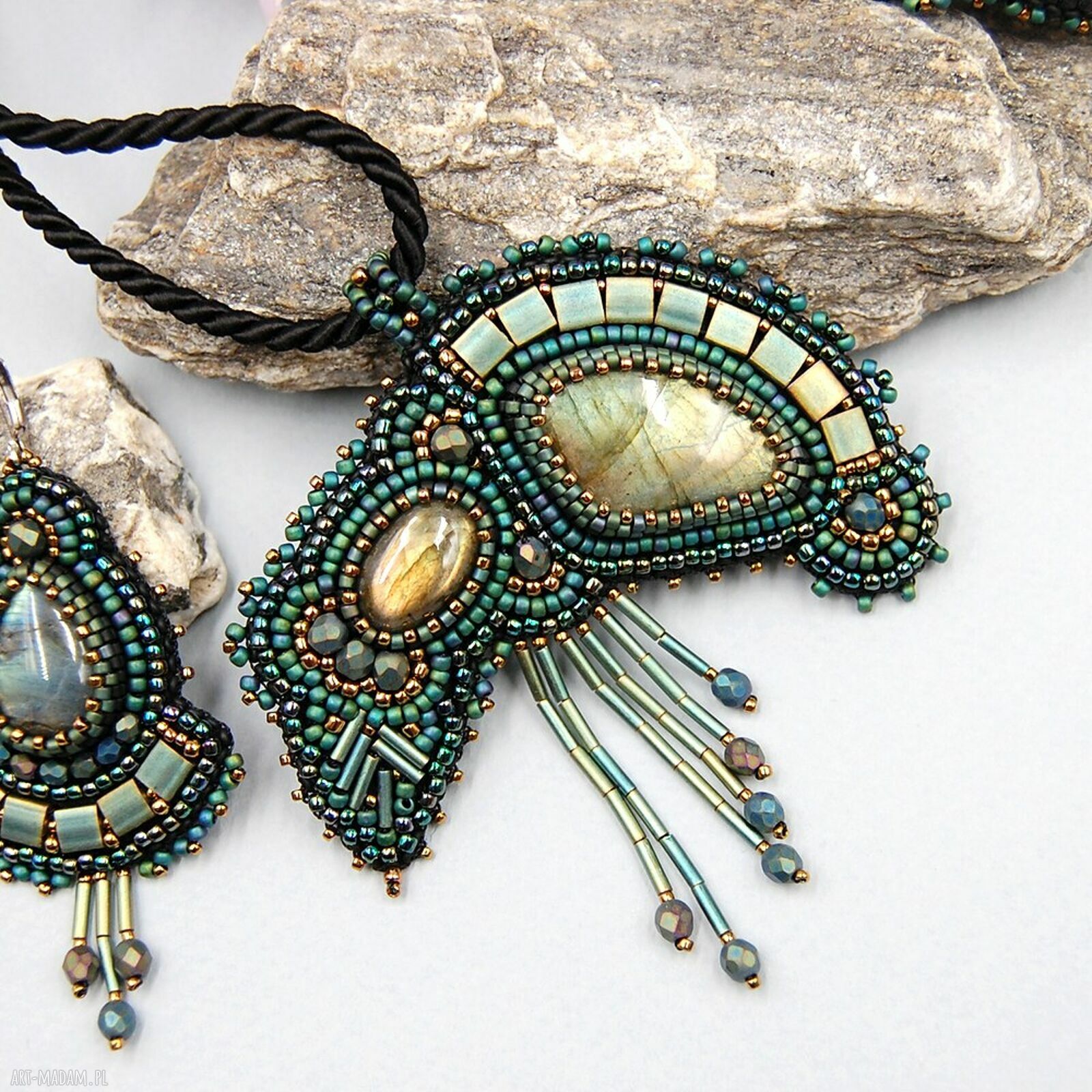 Asymetryczna lunula z labradorytami - naszyjnik handmade