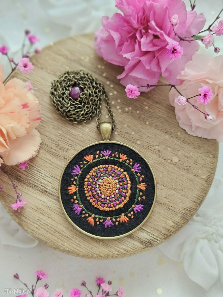 Naszyjnik mandala boho z rubinem na czarnym tle - ręcznie haftowany na filcu