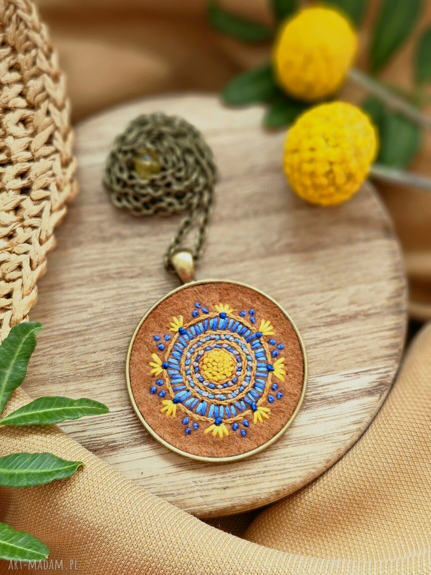 Naszyjnik mandala boho z cytrynem - ręcznie haftowany wisior na łańcuszku antyalergicznym