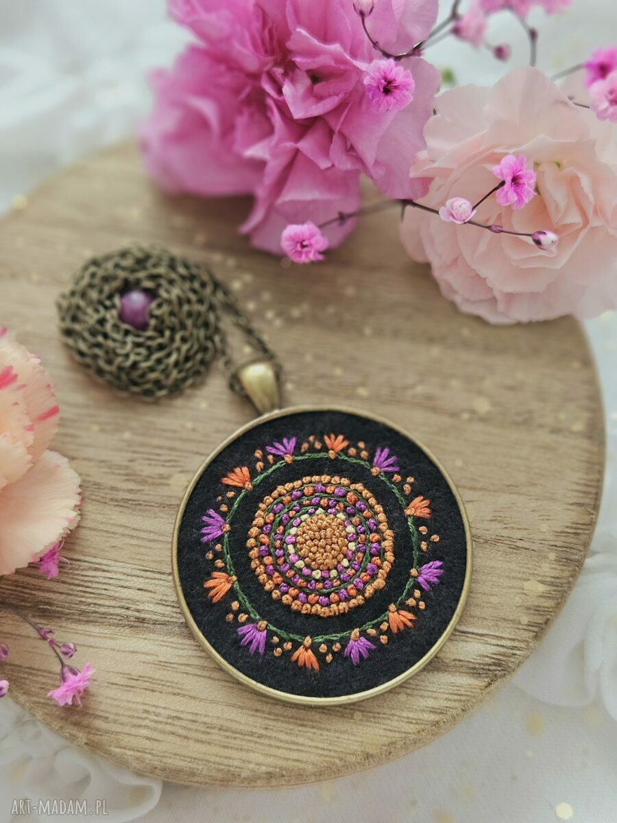 Naszyjnik mandala boho z rubinem na czarnym tle - ręcznie haftowany na filcu