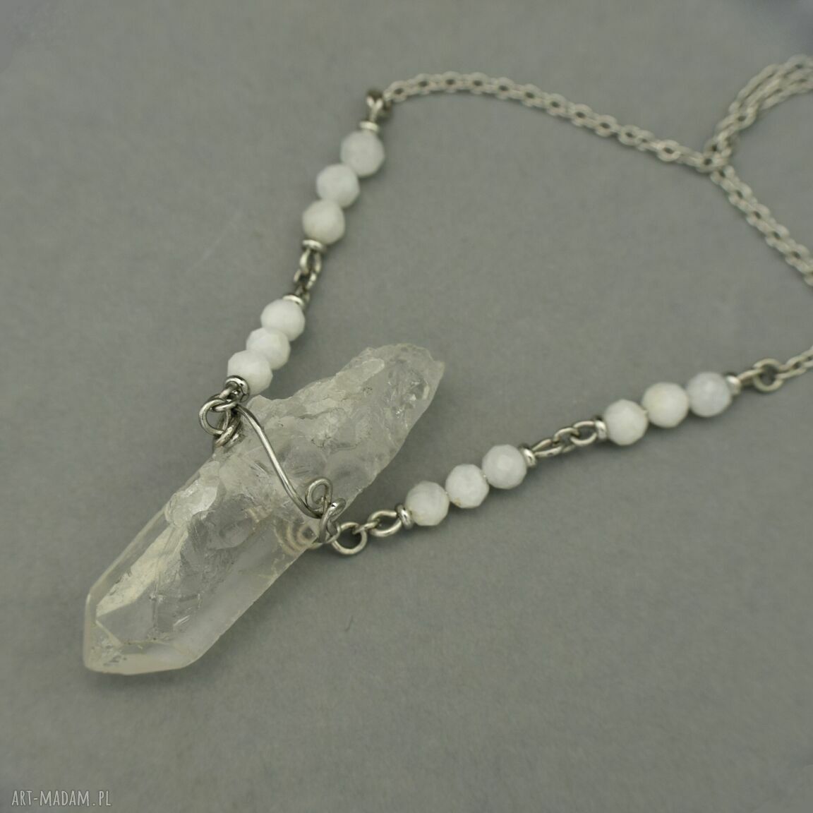 Minimalistyczny talizman z kryształem górskim i kamieniem księżycowym - wire wrapping na regulowanym łańcuszku