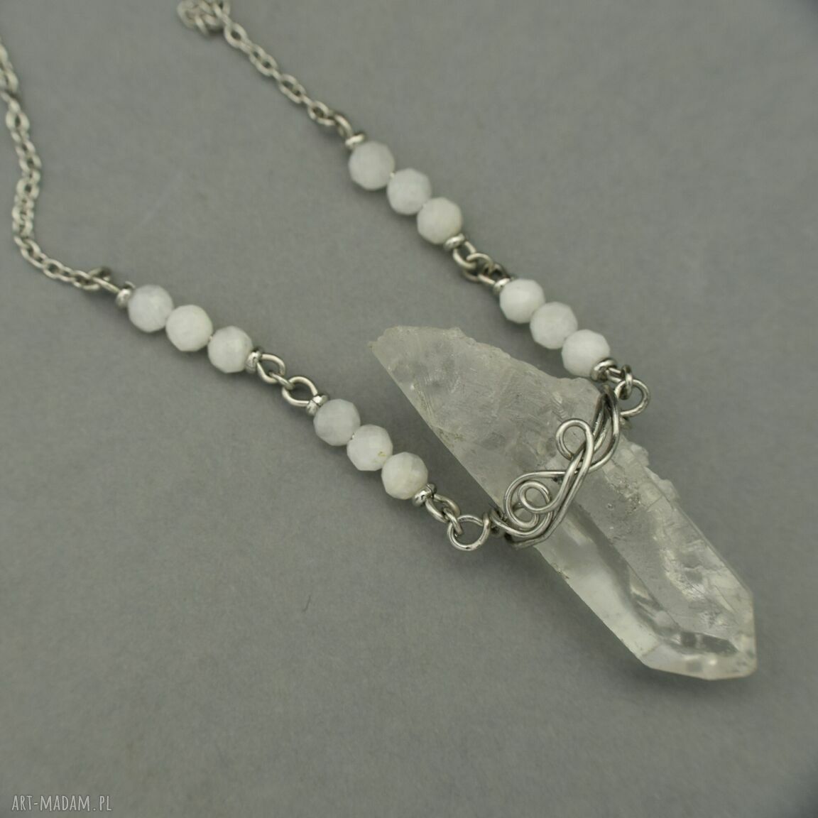 Minimalistyczny talizman z kryształem górskim i kamieniem księżycowym - wire wrapping na regulowanym łańcuszku