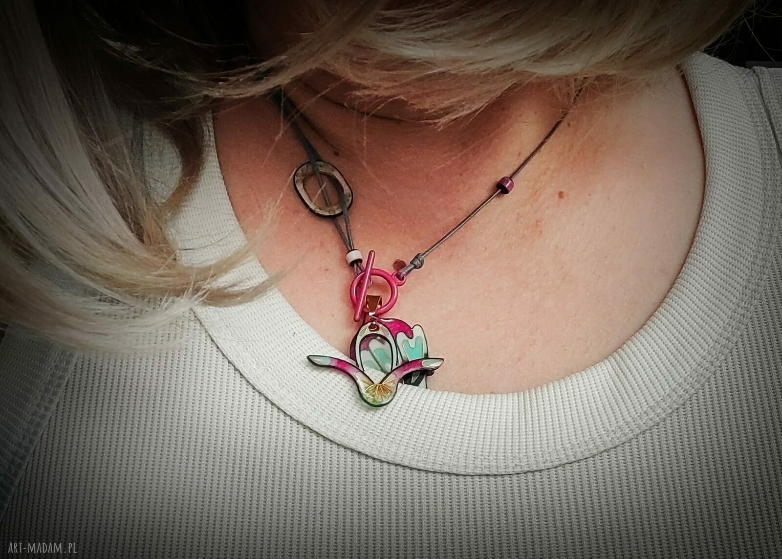 Multikolorowy naszyjnik cloisonne z żywicy - boho i etno w Twoim stylu