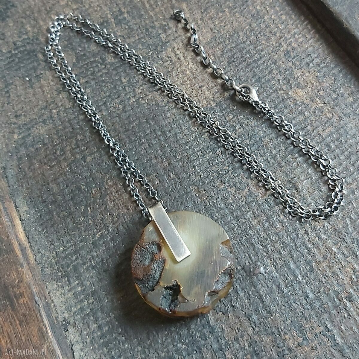 Minimalistyczny naszyjnik z bursztynem bałtyckim w srebrnej metaloplastyce