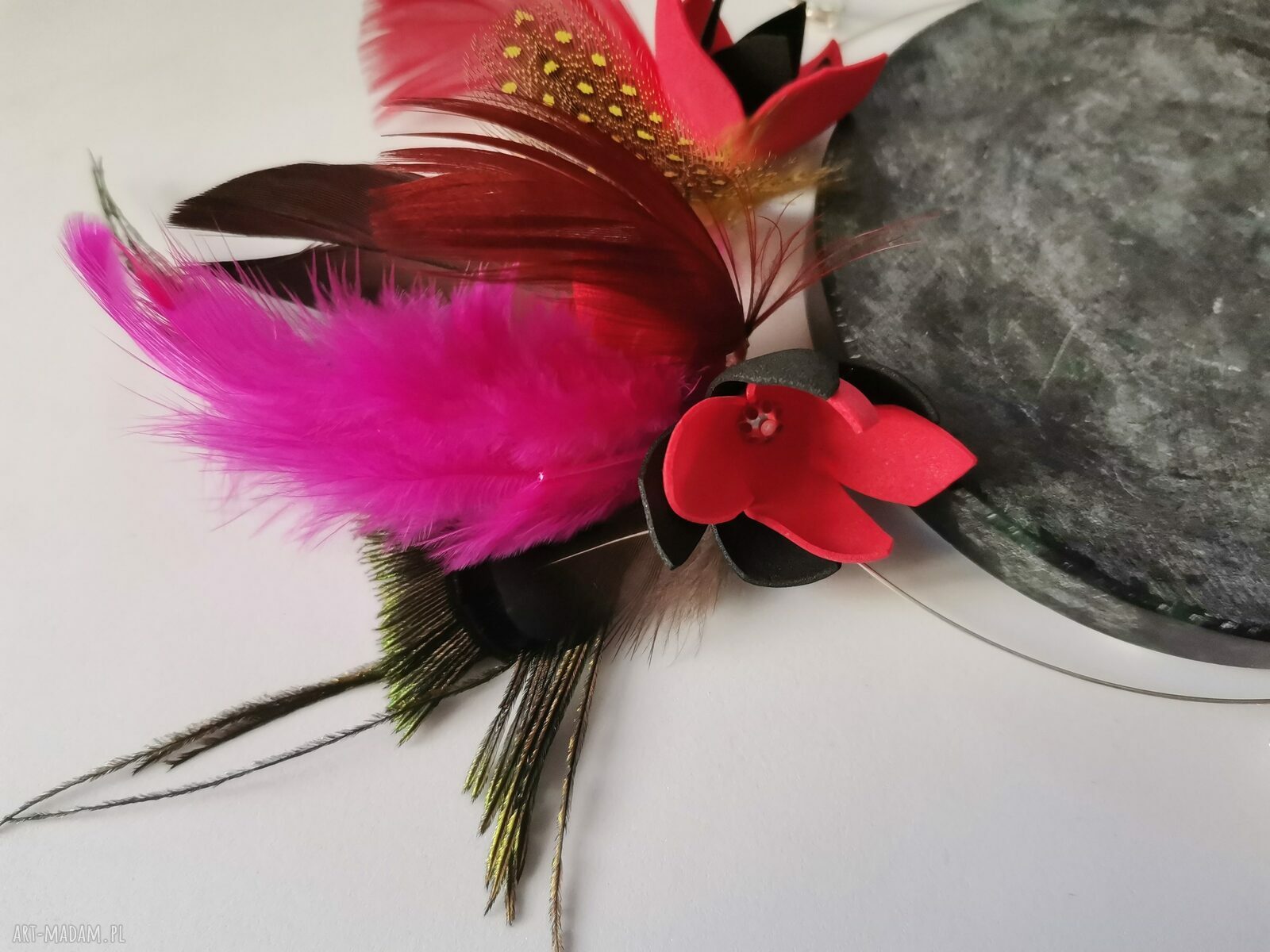 Naszyjnik obroża z piórami - choker boho blisko szyi