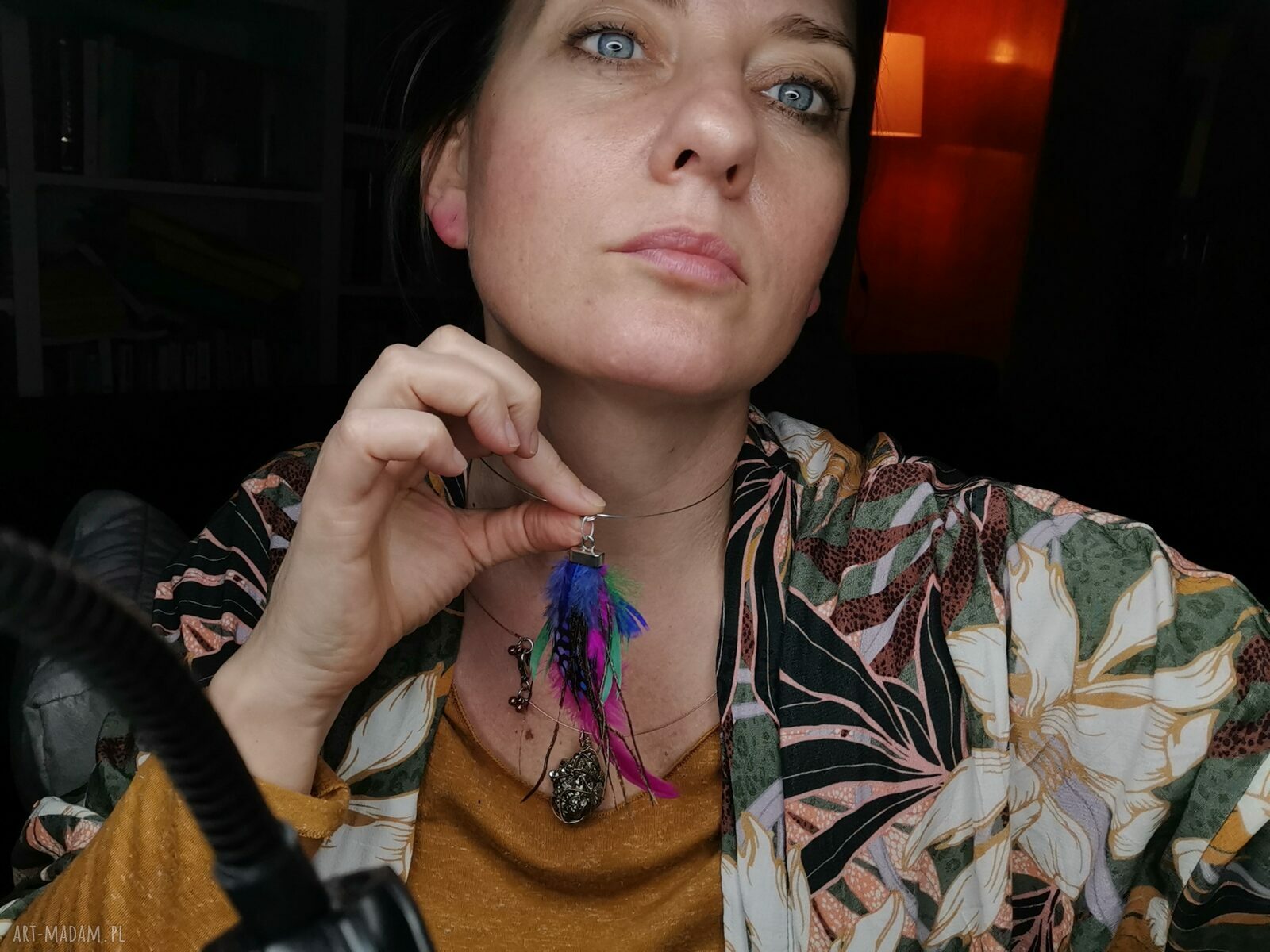 Naszyjnik-obroża z kolorowymi piórami i frędzlami boho (HandMade box x1)