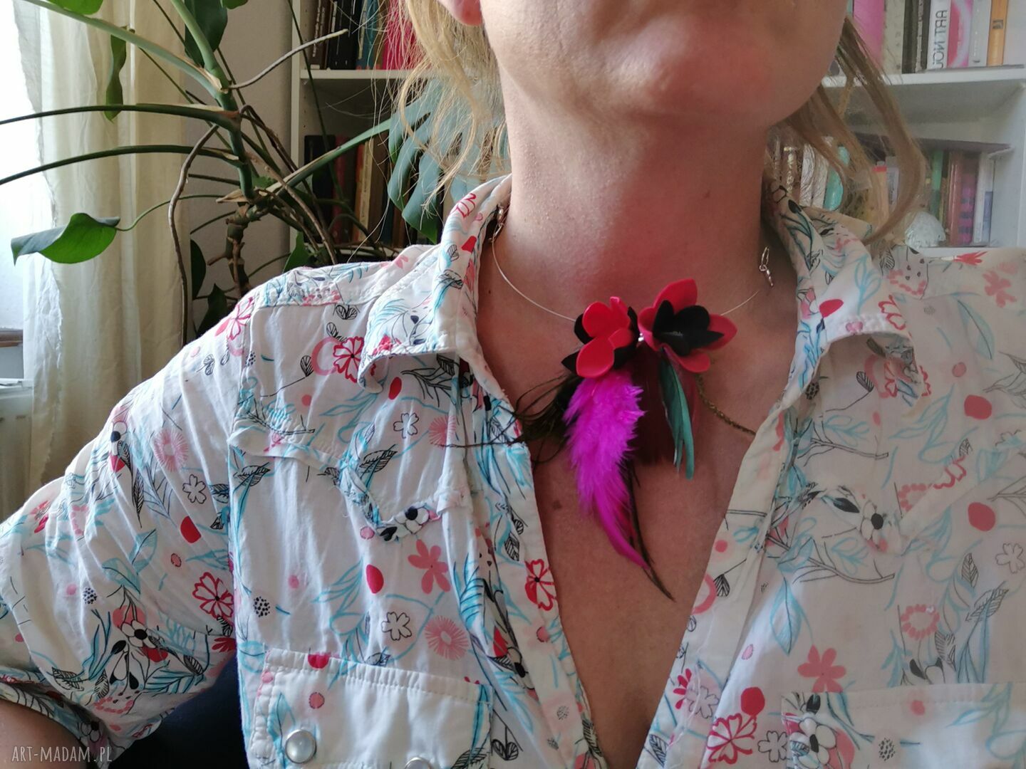 Naszyjnik obroża z piórami - choker boho blisko szyi