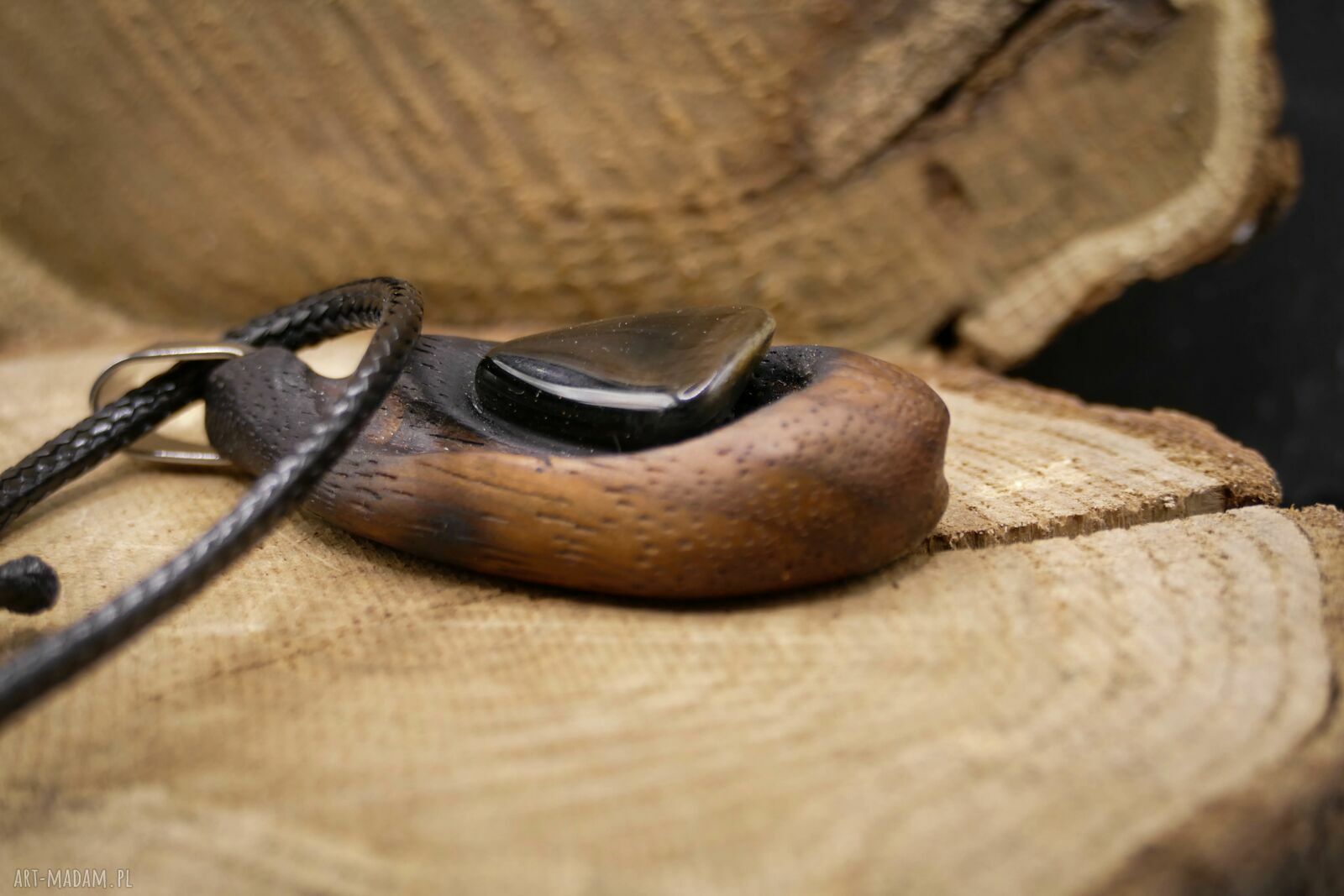 Ręcznie rzeźbiony wisiorek z obsydianem i drewnem abachi