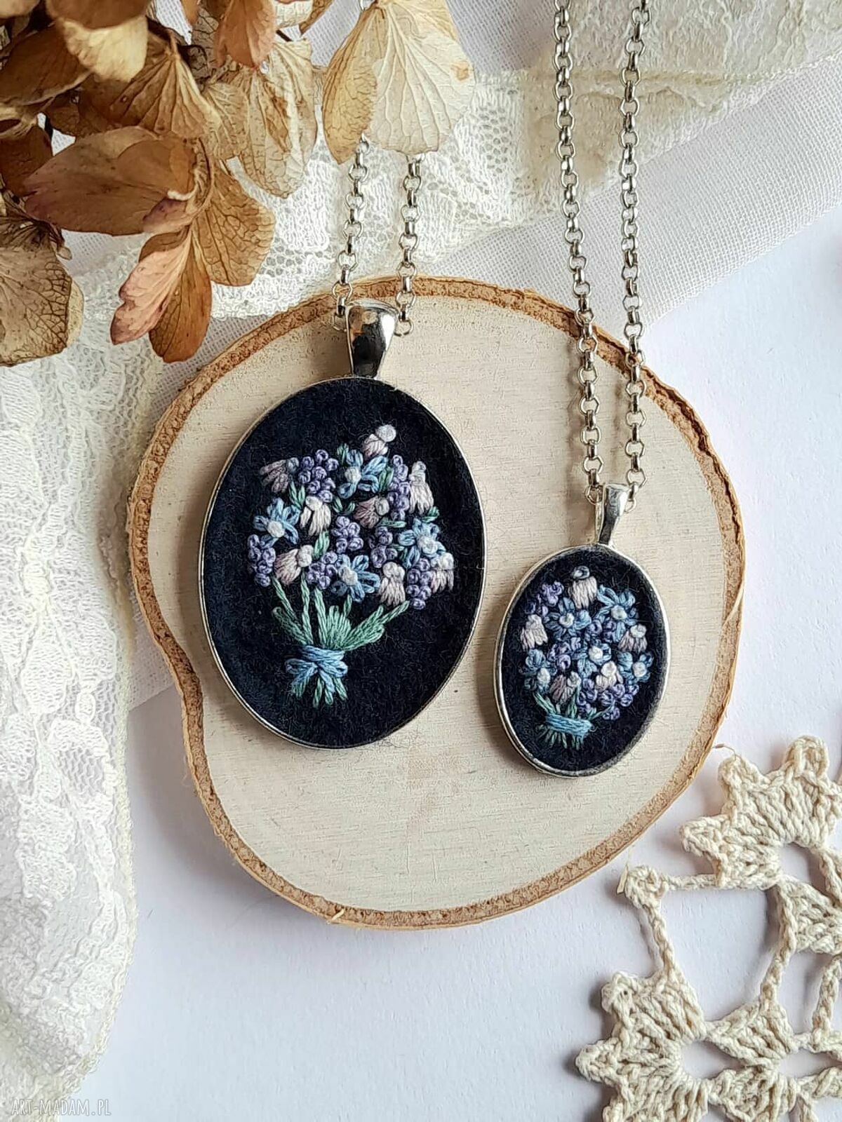 Naszyjnik pastelowy bukiecik z liliami polnymi - haftowany wisiorek