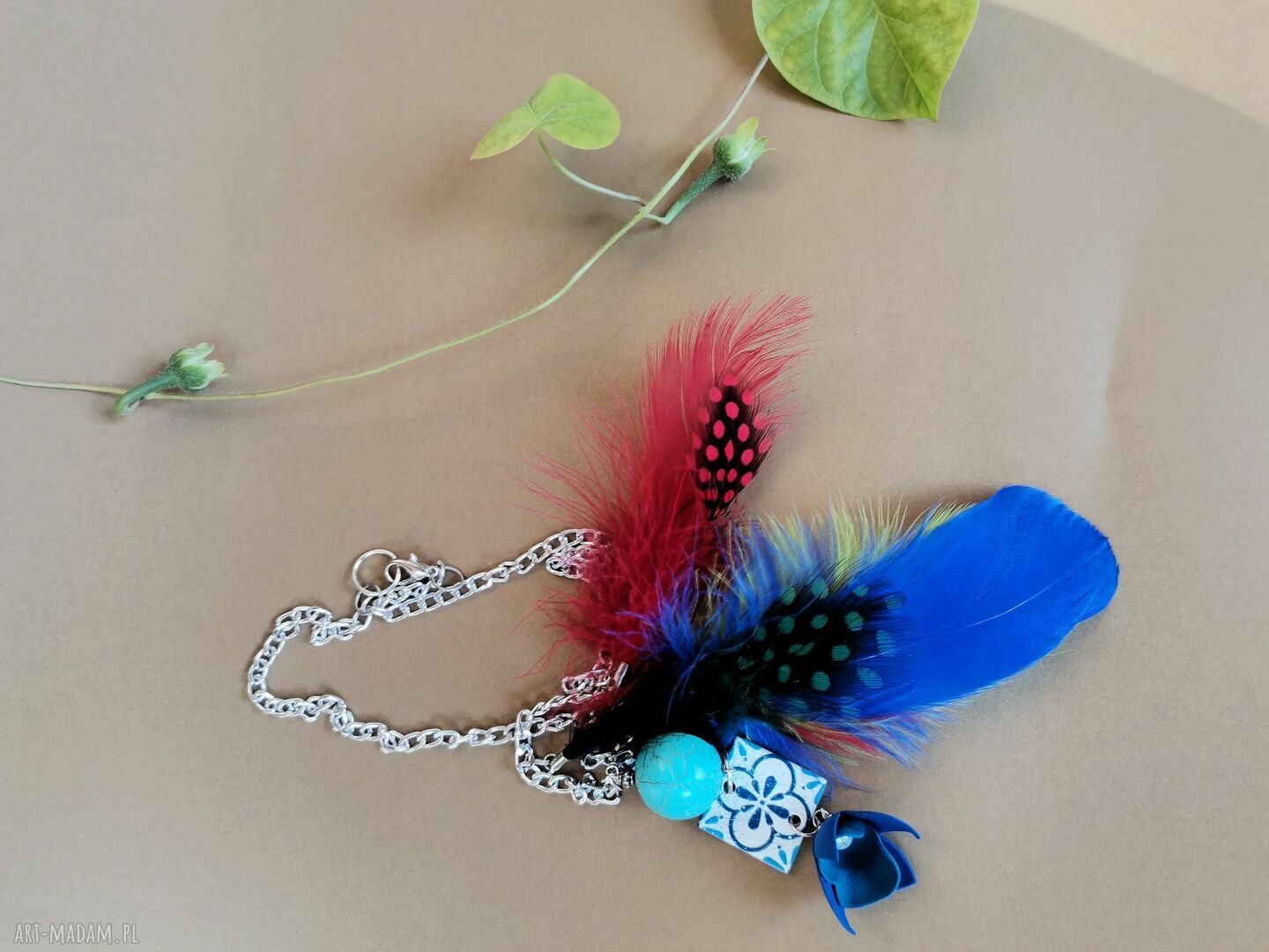 Kolorowy naszyjnik boho z piórami w stylu Frida
