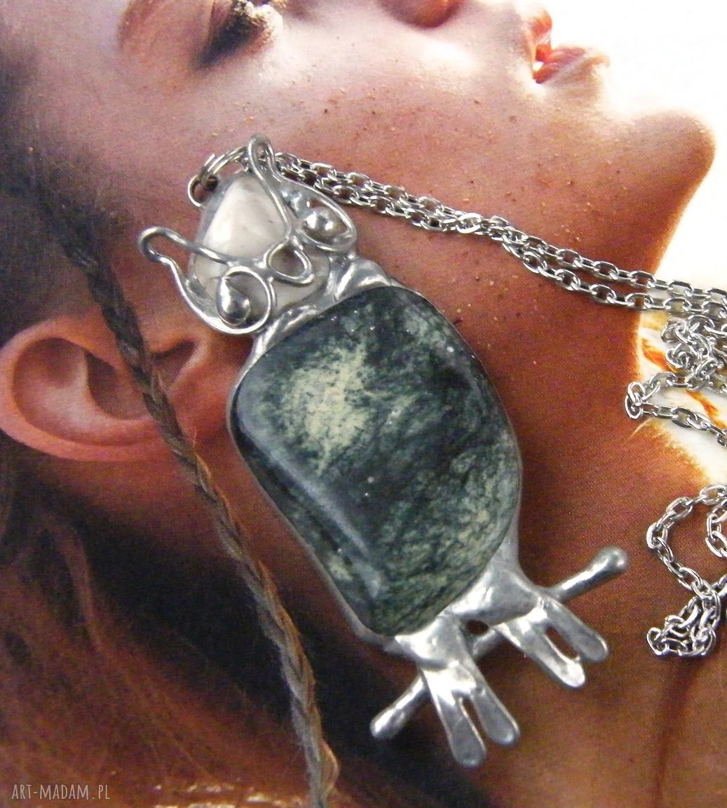 Naszyjnik: sowa z zielonym jaspisem i jadeitem - ręcznie robiony amulet