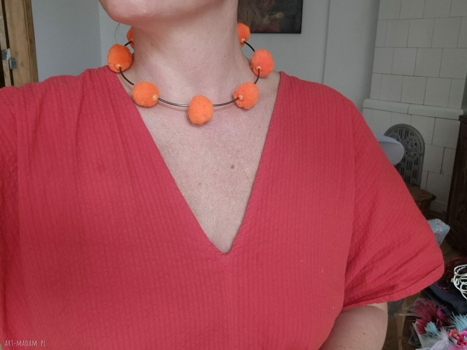 Pomarańczowy choker z pomponami - naszyjnik typu obroża w stylu etno