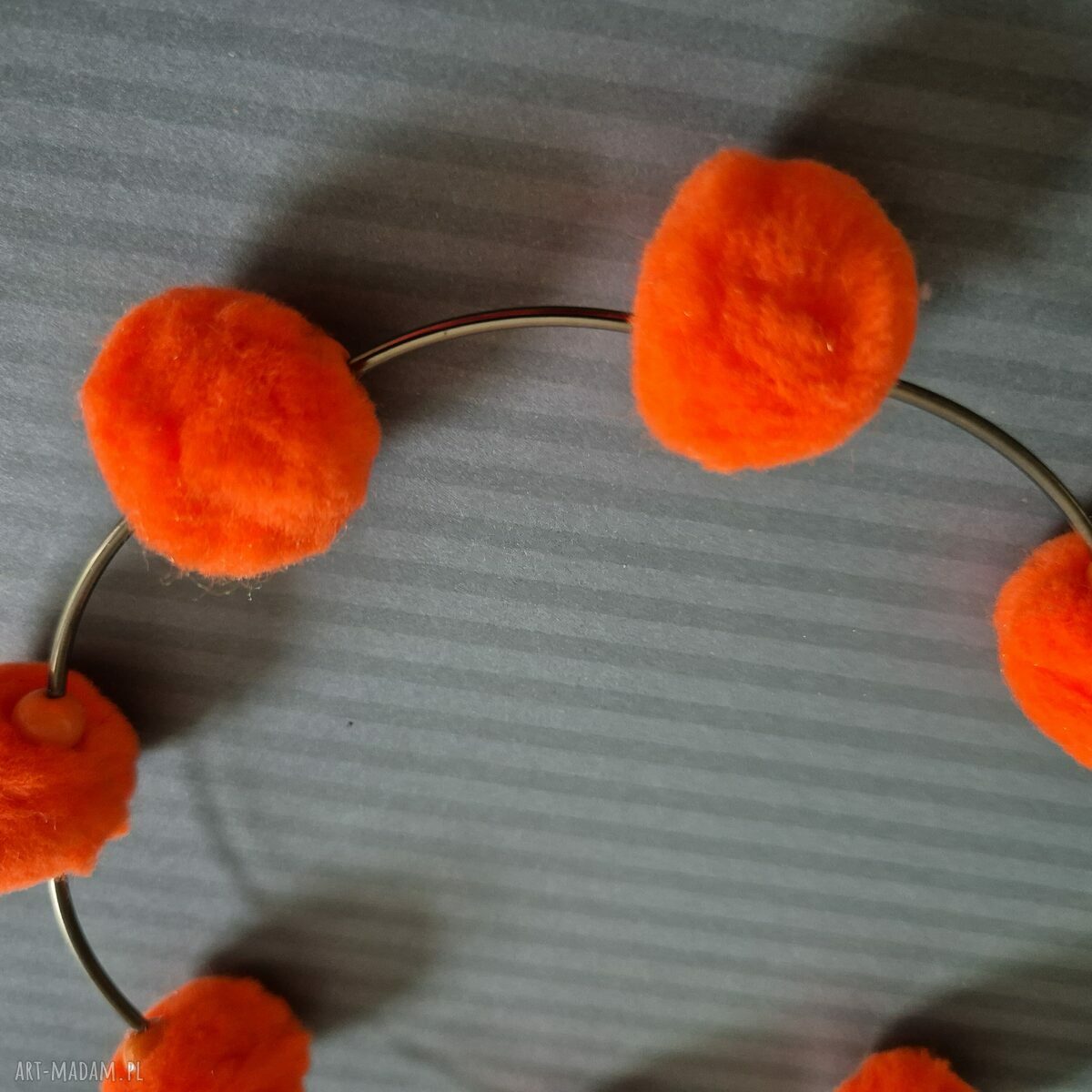 Pomarańczowy choker z pomponami - naszyjnik typu obroża w stylu etno