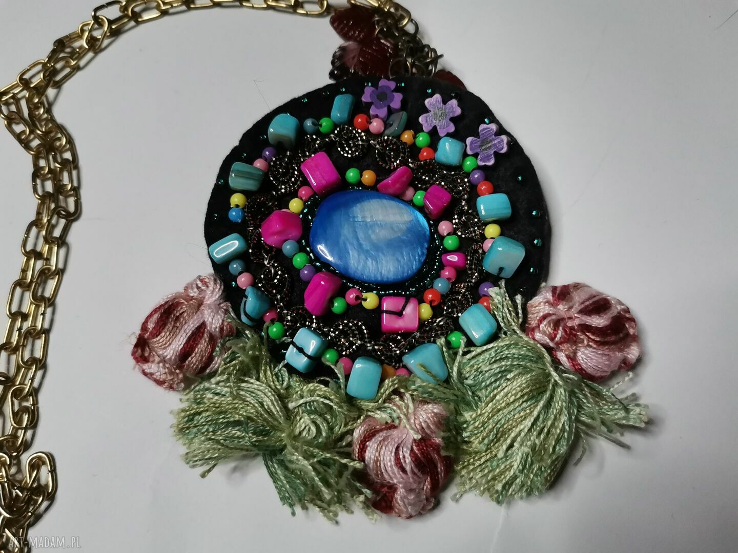 Kolorowy naszyjnik boho z koralikami i pomponami - styl Frida