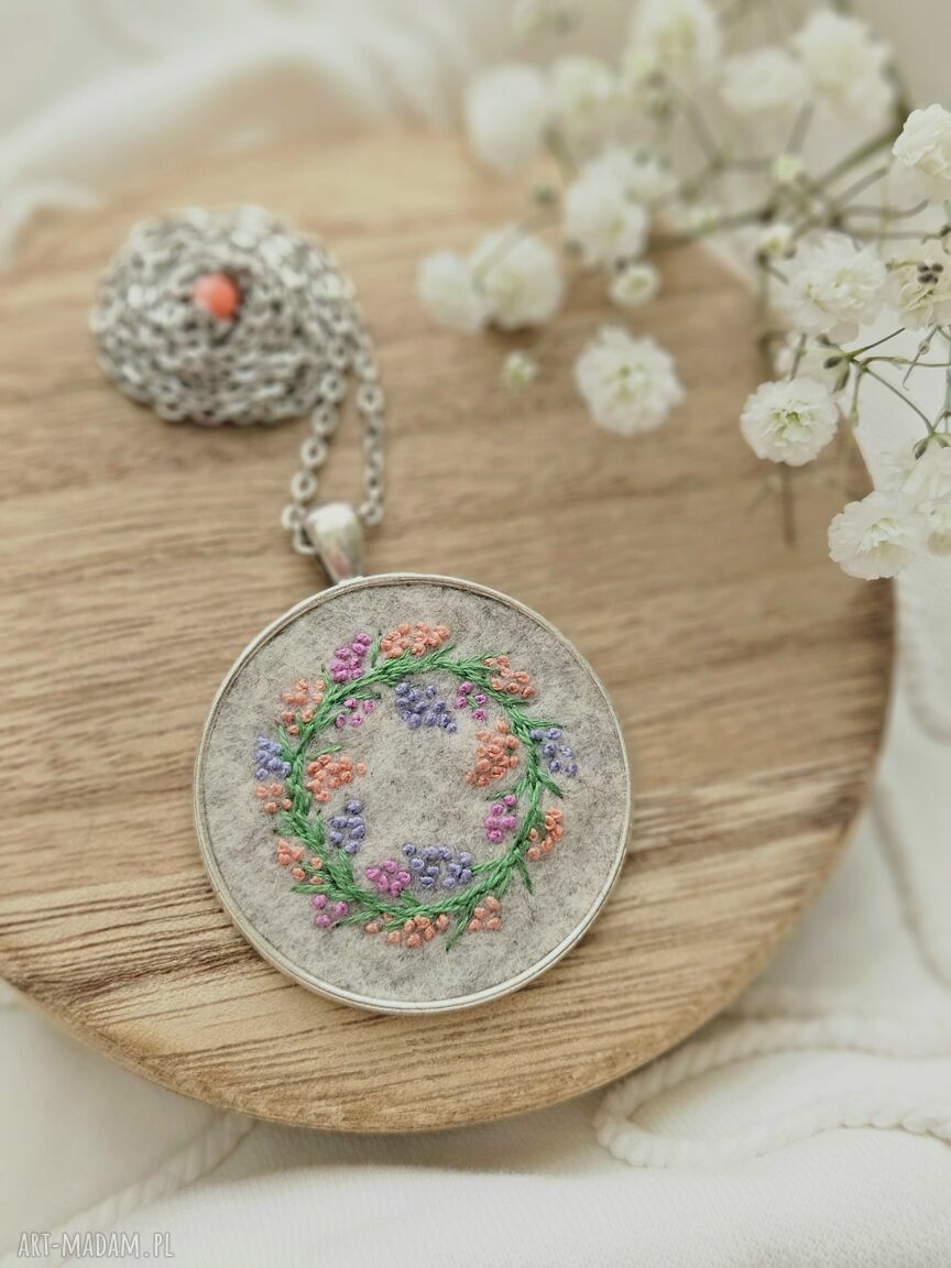 Naszyjnik wianek pastelowy z koralem na beżowo-melanżowym tle - handmade