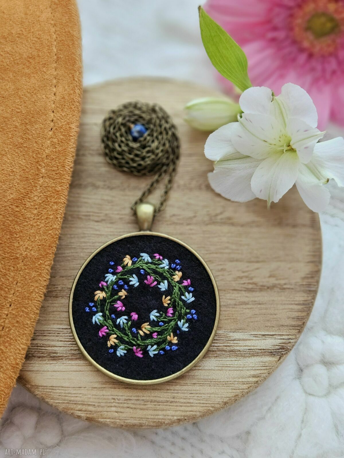 Naszyjnik wianek chabry i lapis lazuli na czarnym tle - ręcznie haftowany filc boho