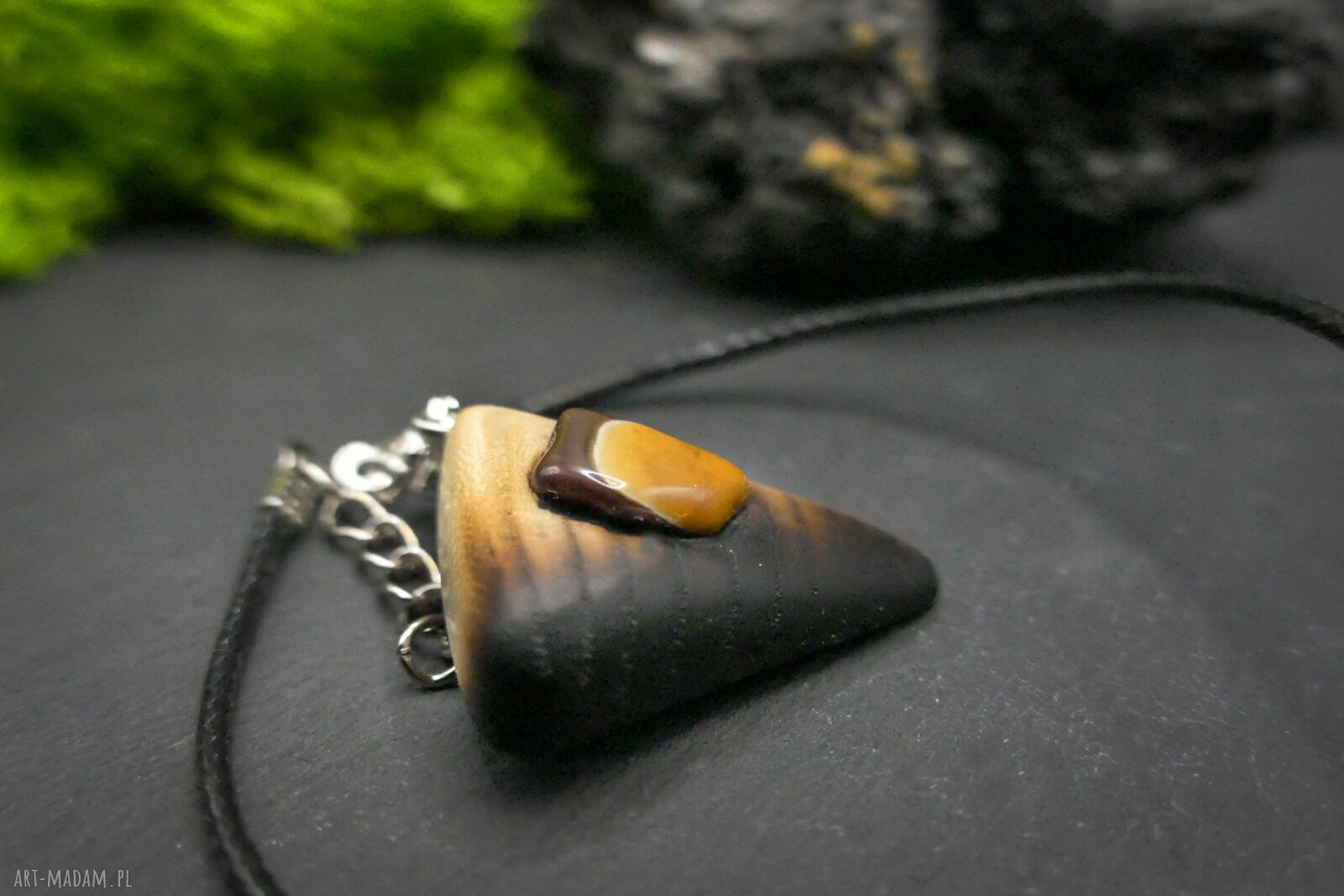 Wisiorek z drewna wiązu i mokaitu - ręczna pirografia handmade