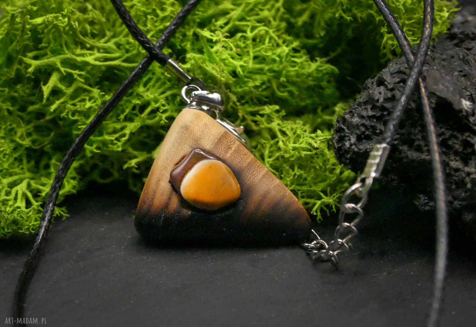 Wisiorek z drewna wiązu i mokaitu - ręczna pirografia handmade