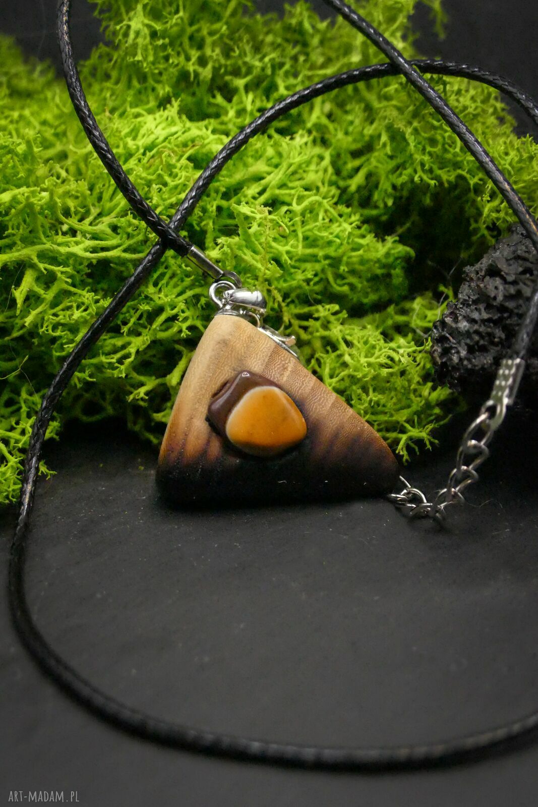 Wisiorek z drewna wiązu i mokaitu - ręczna pirografia handmade