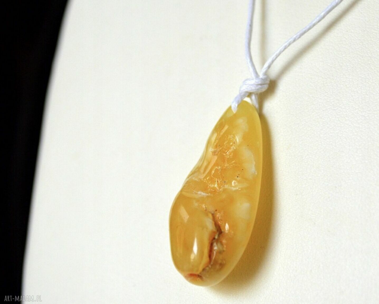 Naszyjnik z bursztynem - naturalny wisior, który dodaje blasku na co dzień