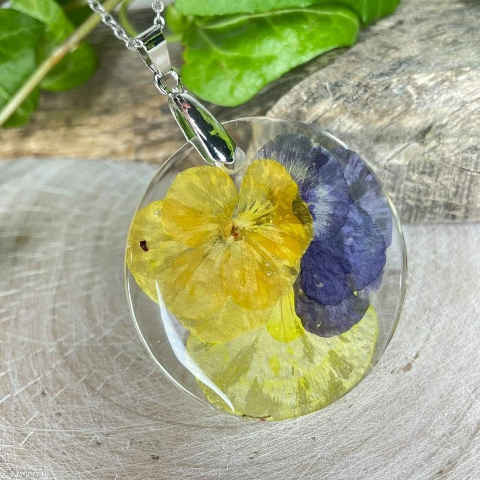Naszyjnik z dwukolorowymi bratkami w żywicy Herbarium Jewelry