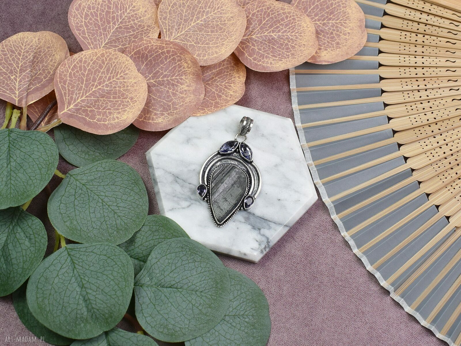 Amulet miedziany posrebrzany ozdobny wisiorek ręcznie robiony