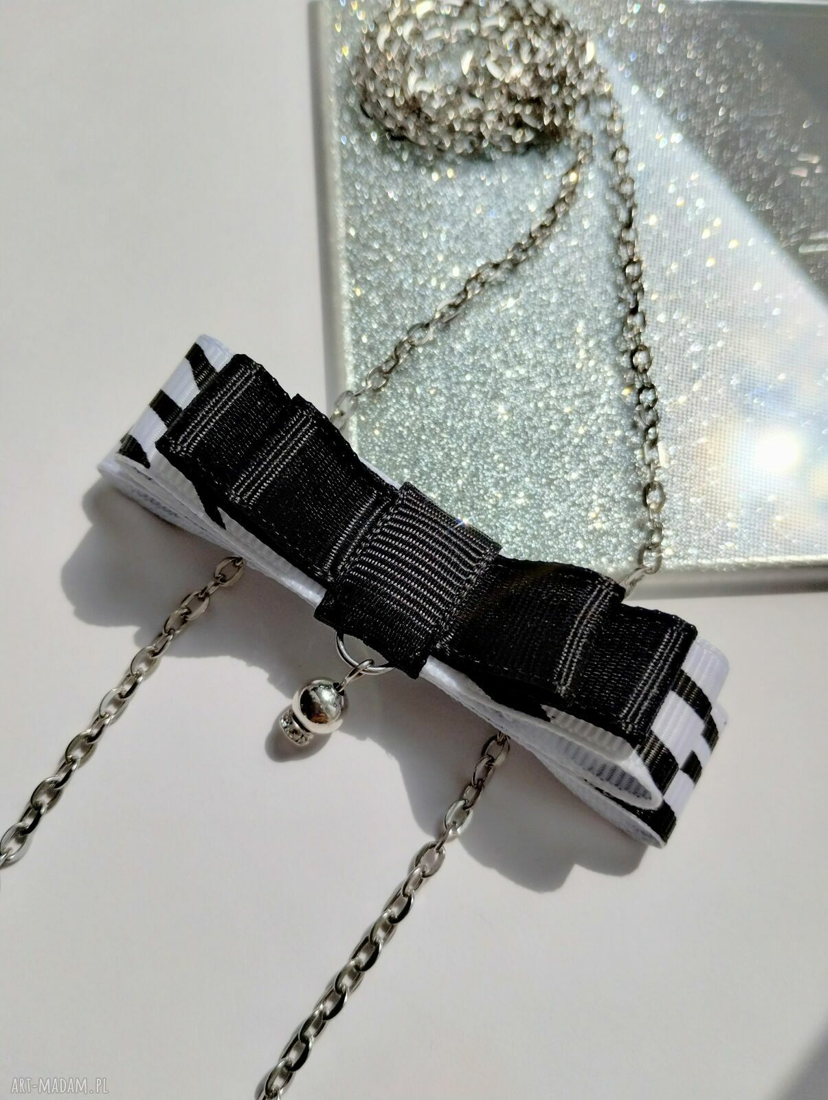 Minimalistyczny naszyjnik zebra z białoczarną kokardą