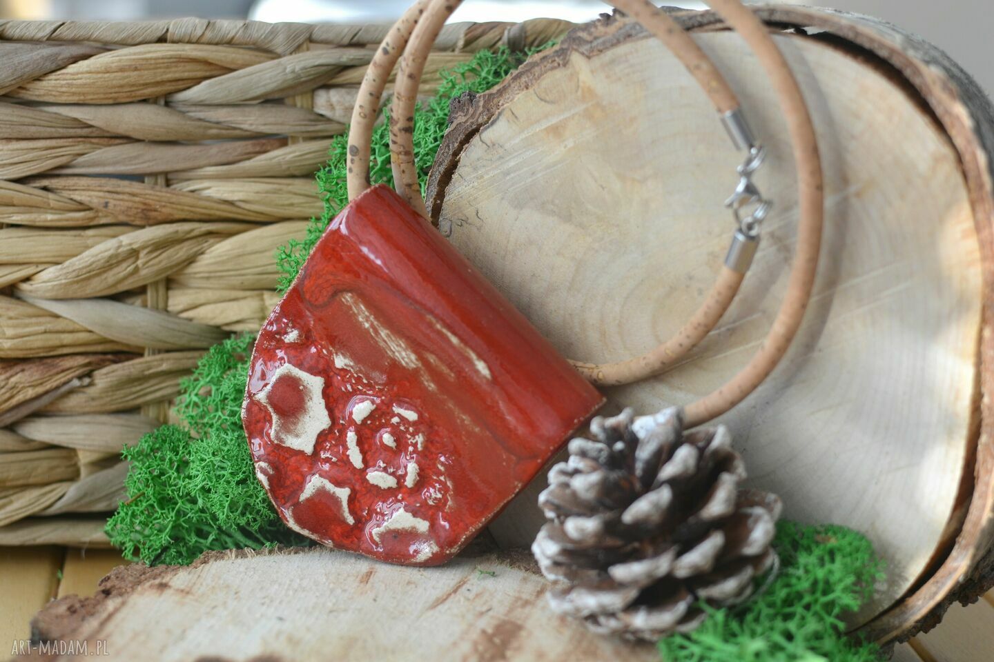 Naszyjnik z korka Rojo z ceramicznym wisiorem - odcienie czerwieni i beżu