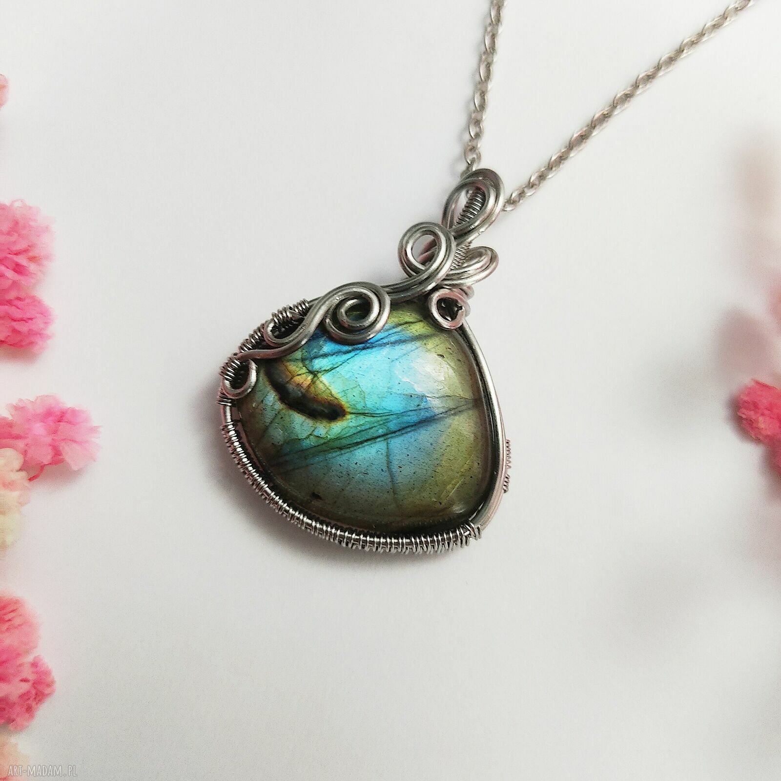 Niebieski labradoryt w oprawie wire wrapping - naszyjnik ze stali chirurgicznej