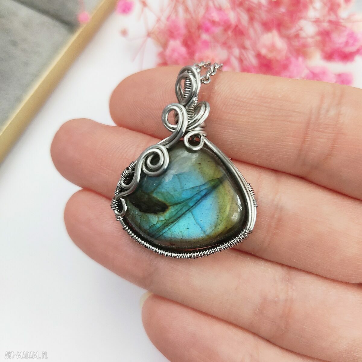 Niebieski labradoryt w oprawie wire wrapping - naszyjnik ze stali chirurgicznej
