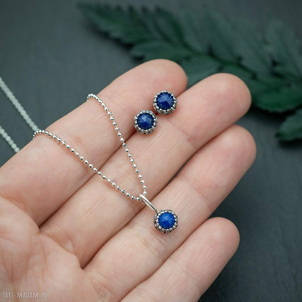 Naszyjnik z lapis lazuli w ażurowej oprawie - wisiorek z granatowym oczkiem