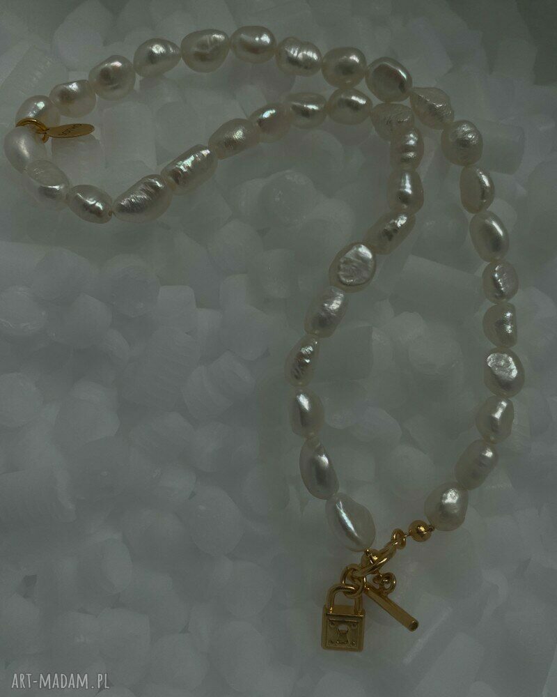 naszyjniki: Naszyjnik z pereł naturalnych z różowego złota z kłódką Ręcznie robione