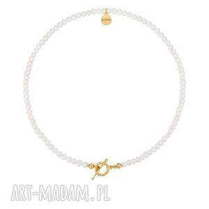 naszyjnik z pereł naturalnych ze złotym ozdobnym zapięciem