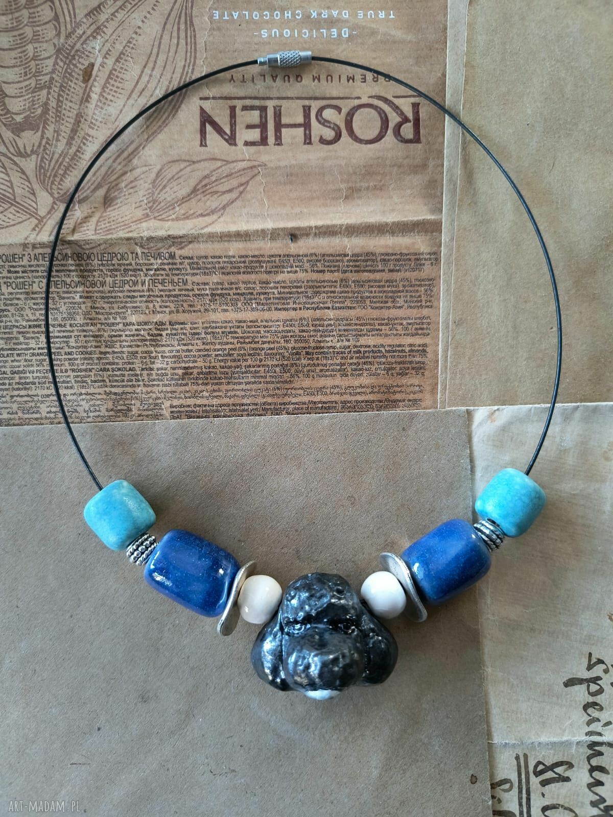 Naszyjnik z pudlem - ceramiczne koraliki na kolii handmade